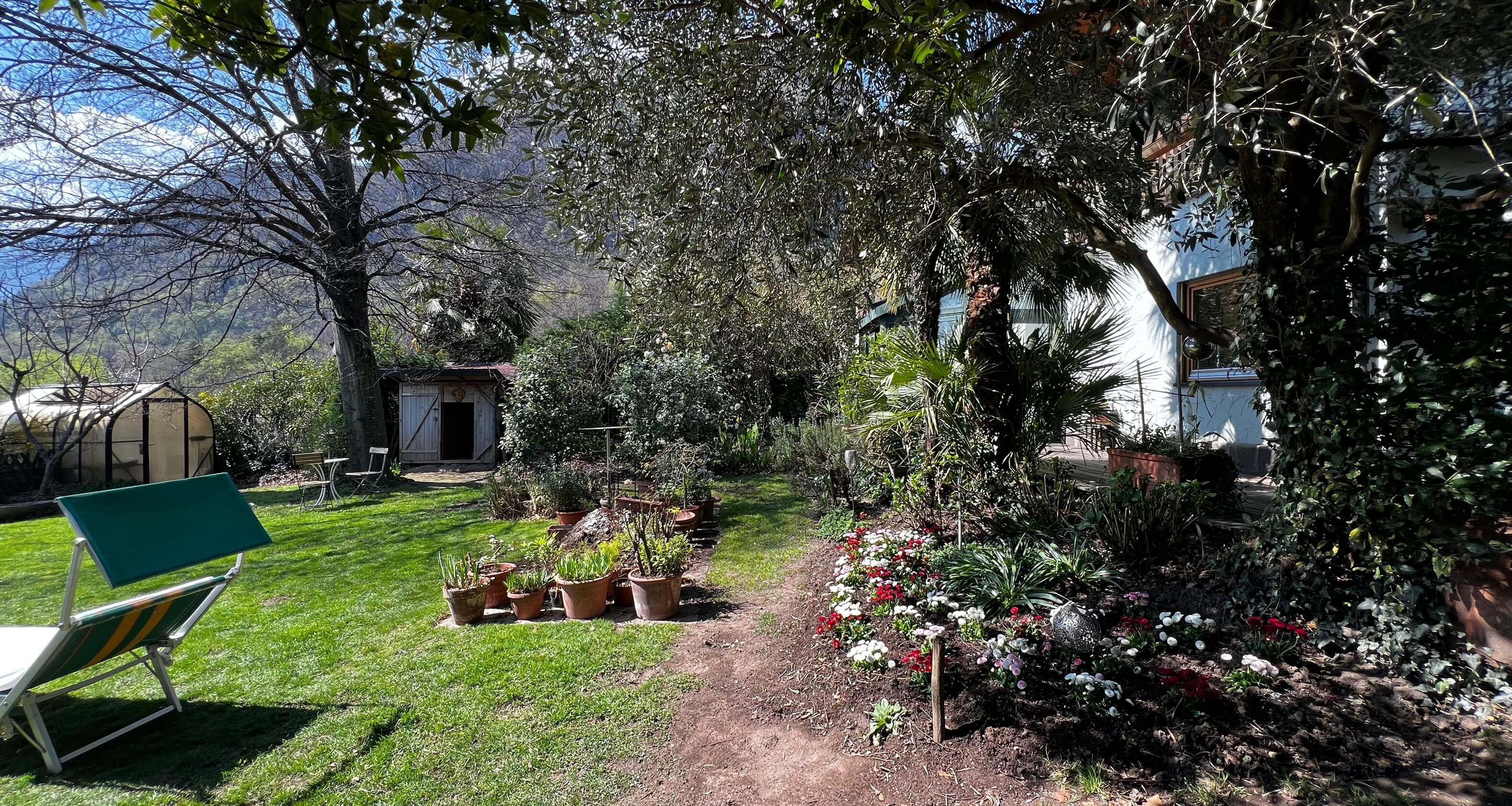 Casa unifamiliare con splendido giardino curato in zona tranquilla