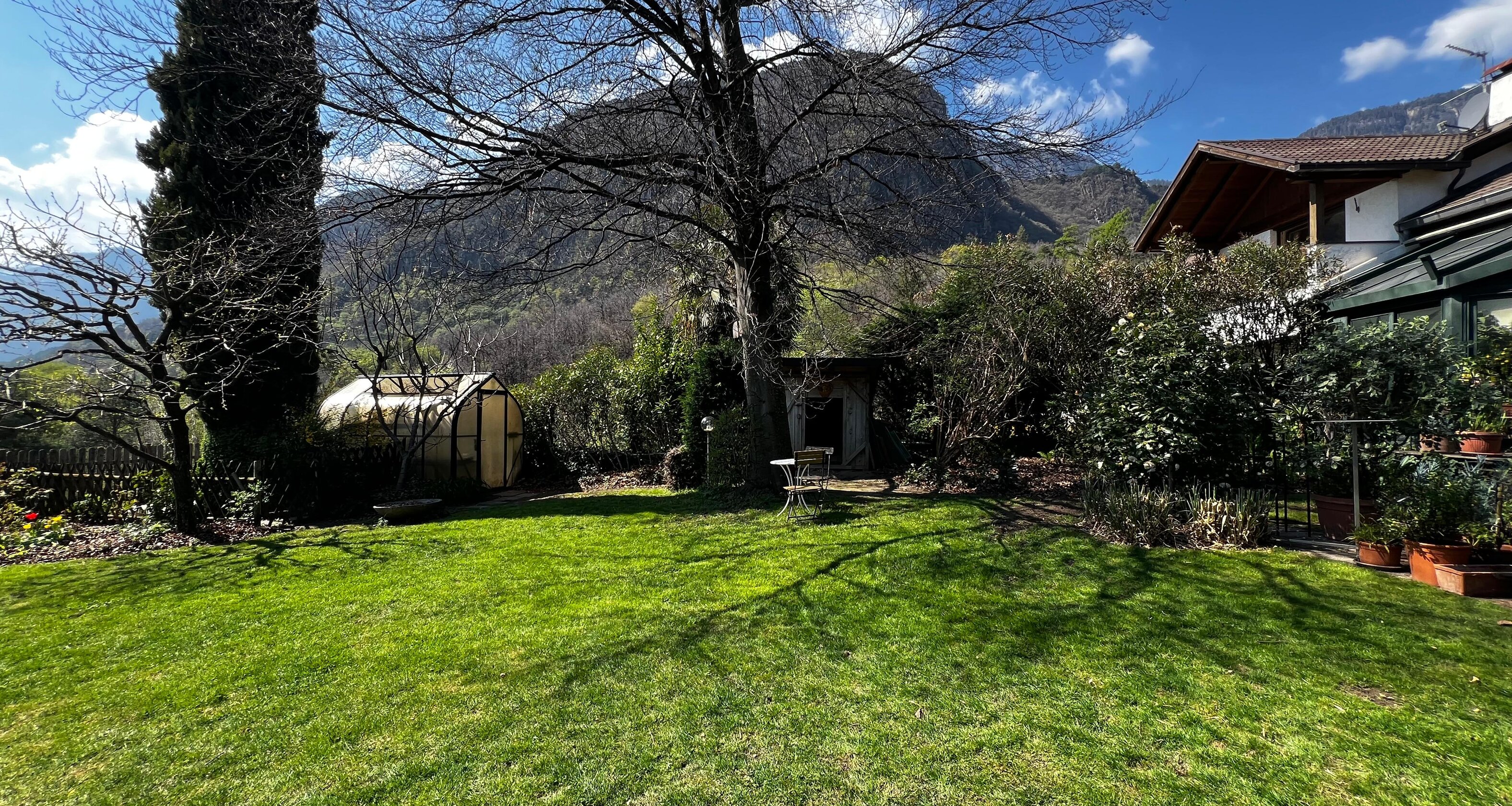 Casa unifamiliare con splendido giardino curato in zona tranquilla
