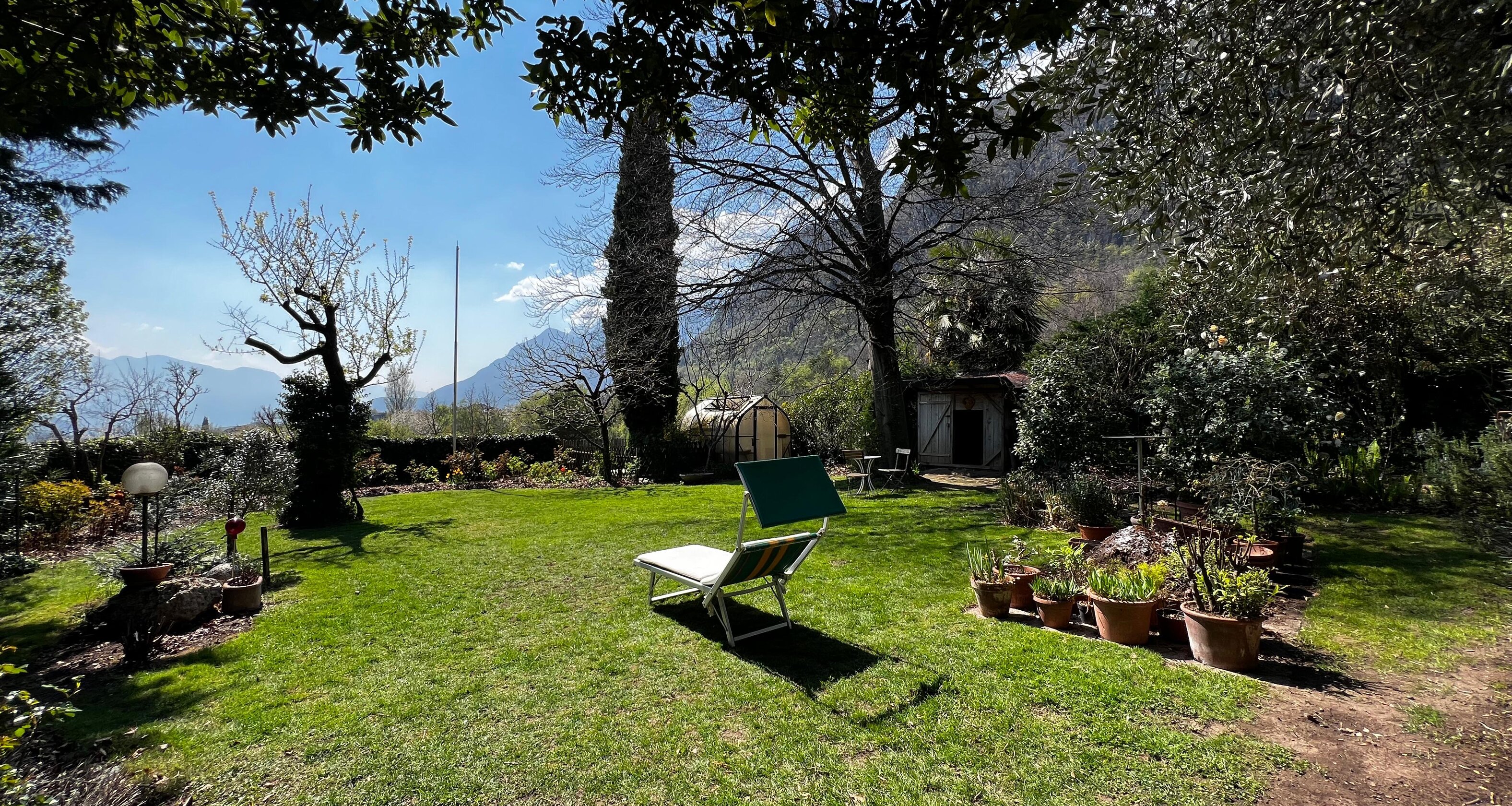 Casa unifamiliare con splendido giardino curato in zona tranquilla