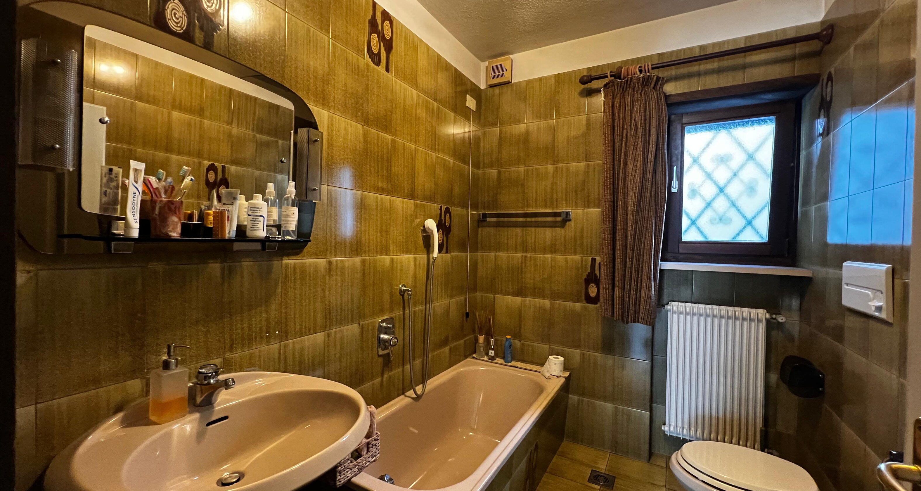 Casa unifamiliare con splendido giardino curato in zona tranquilla