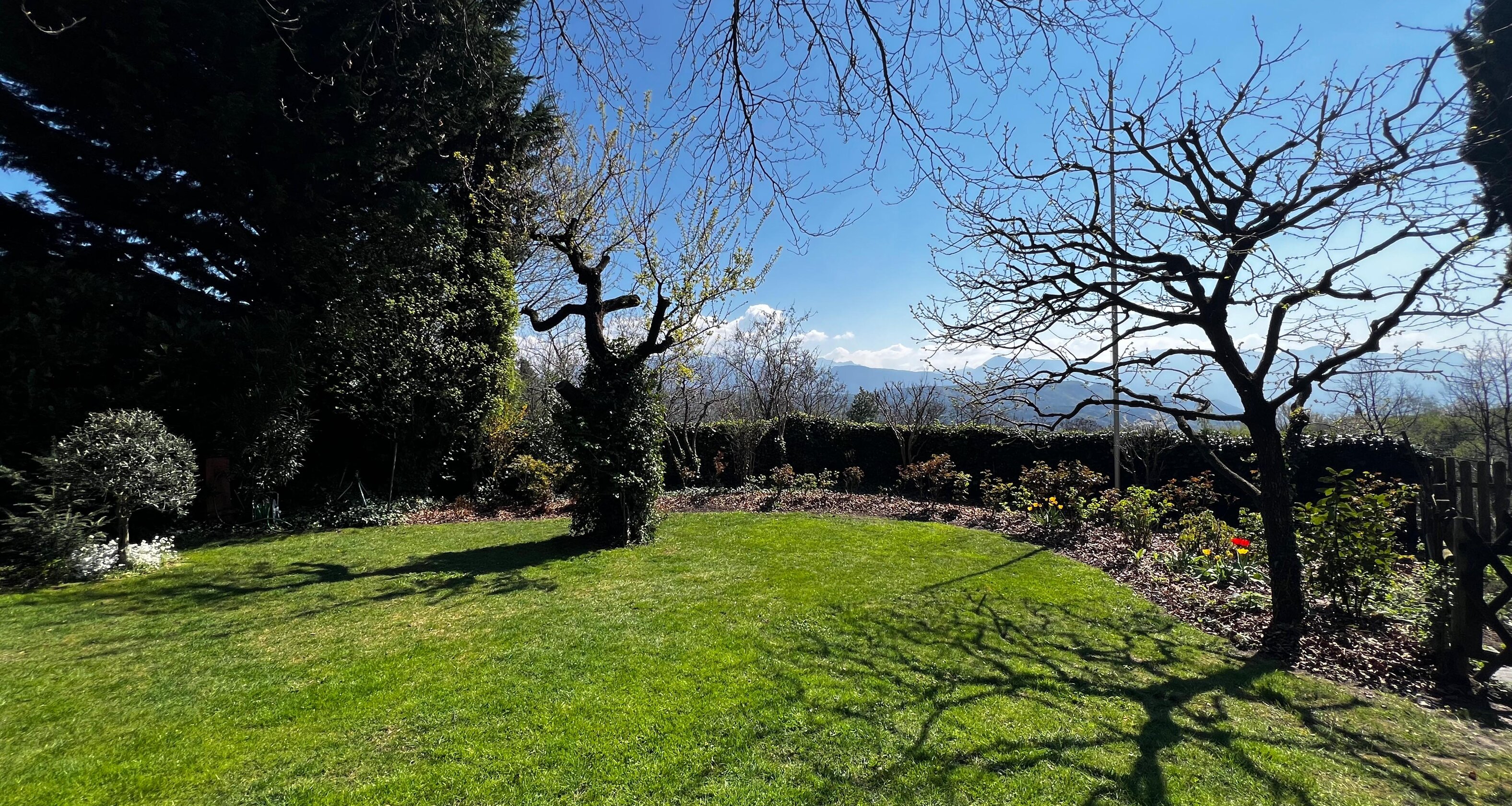 Casa unifamiliare con splendido giardino curato in zona tranquilla