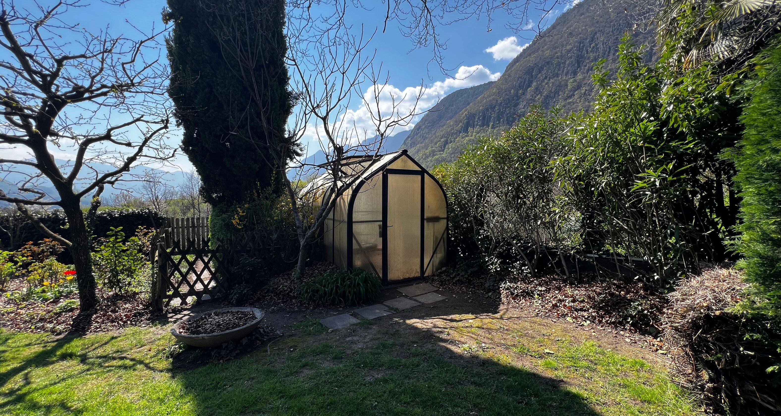 Casa unifamiliare con splendido giardino curato in zona tranquilla