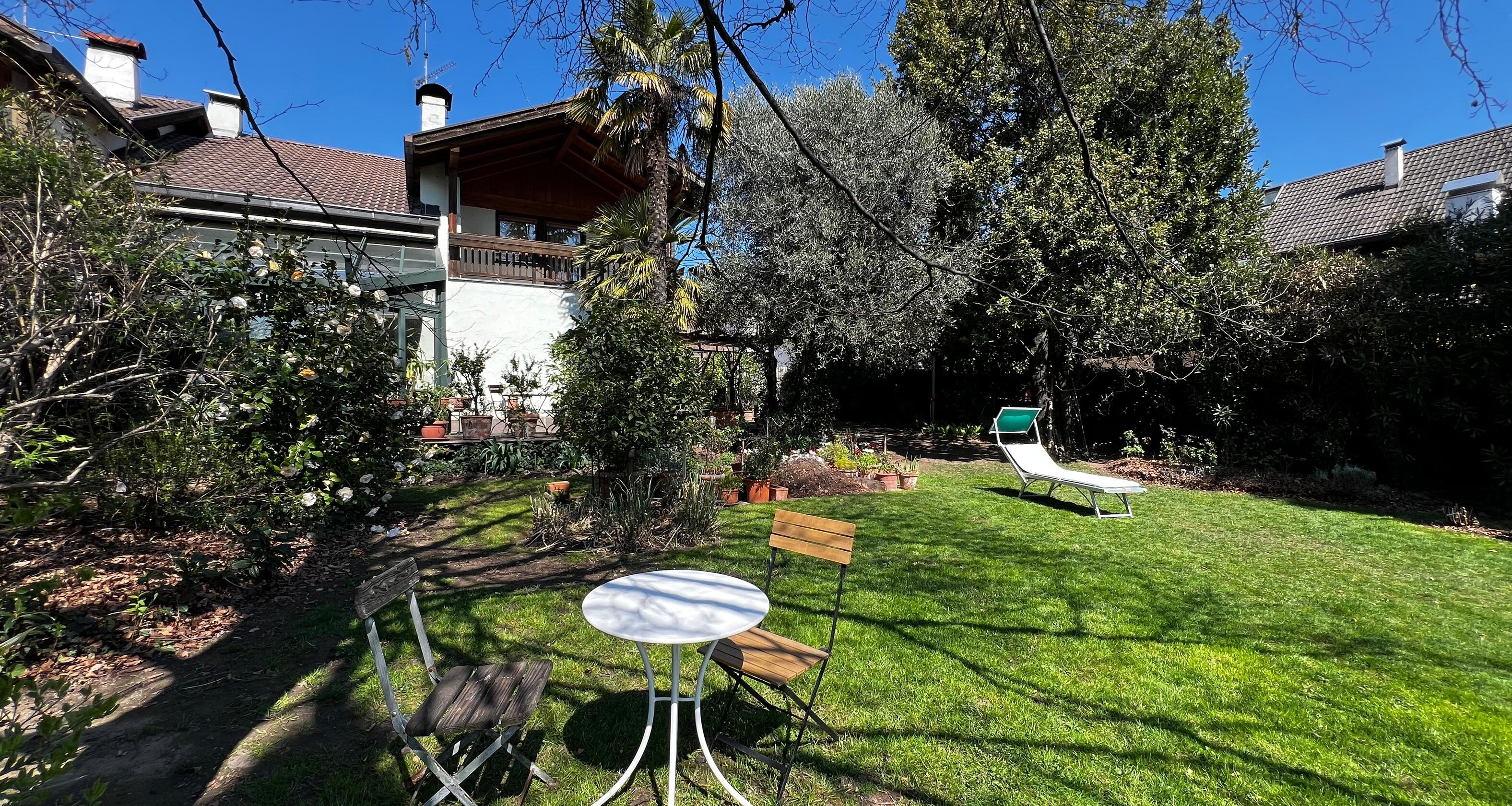 Casa unifamiliare con splendido giardino curato in zona tranquilla