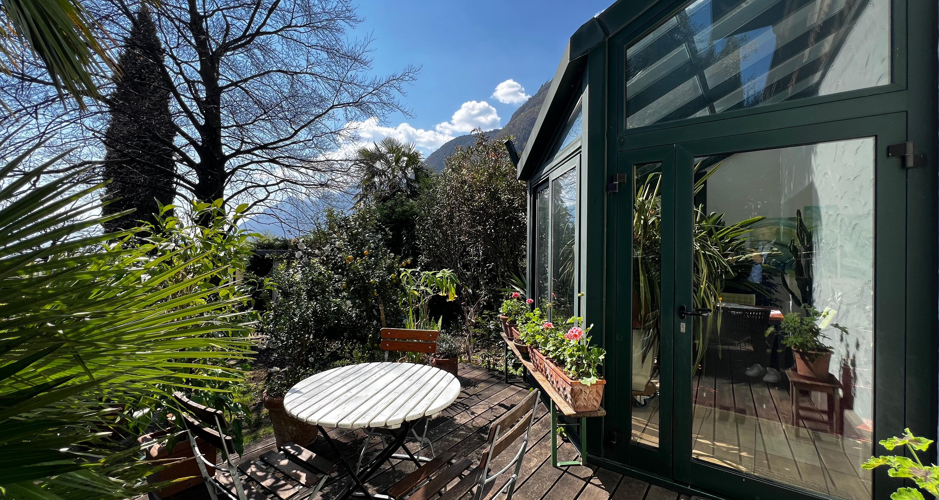 Casa unifamiliare con splendido giardino curato in zona tranquilla