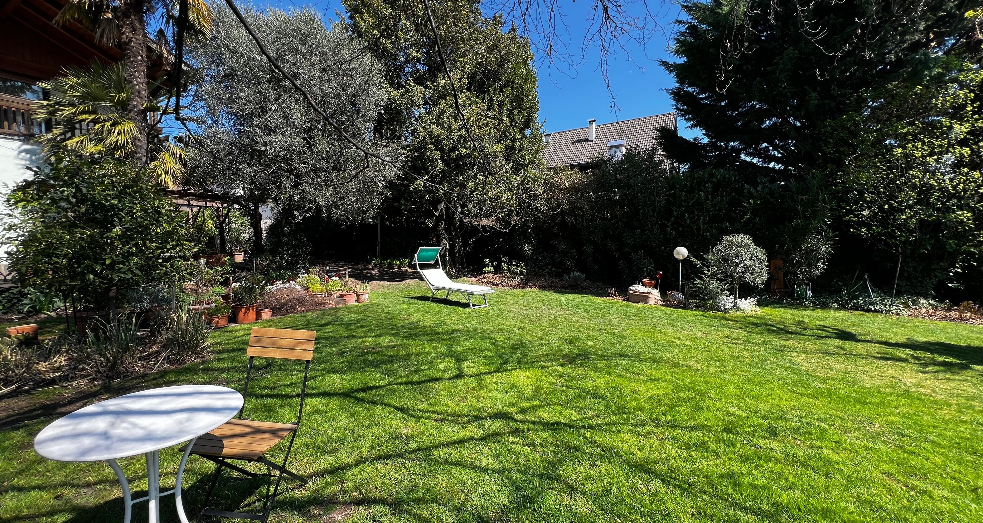 Casa unifamiliare con splendido giardino curato in zona tranquilla