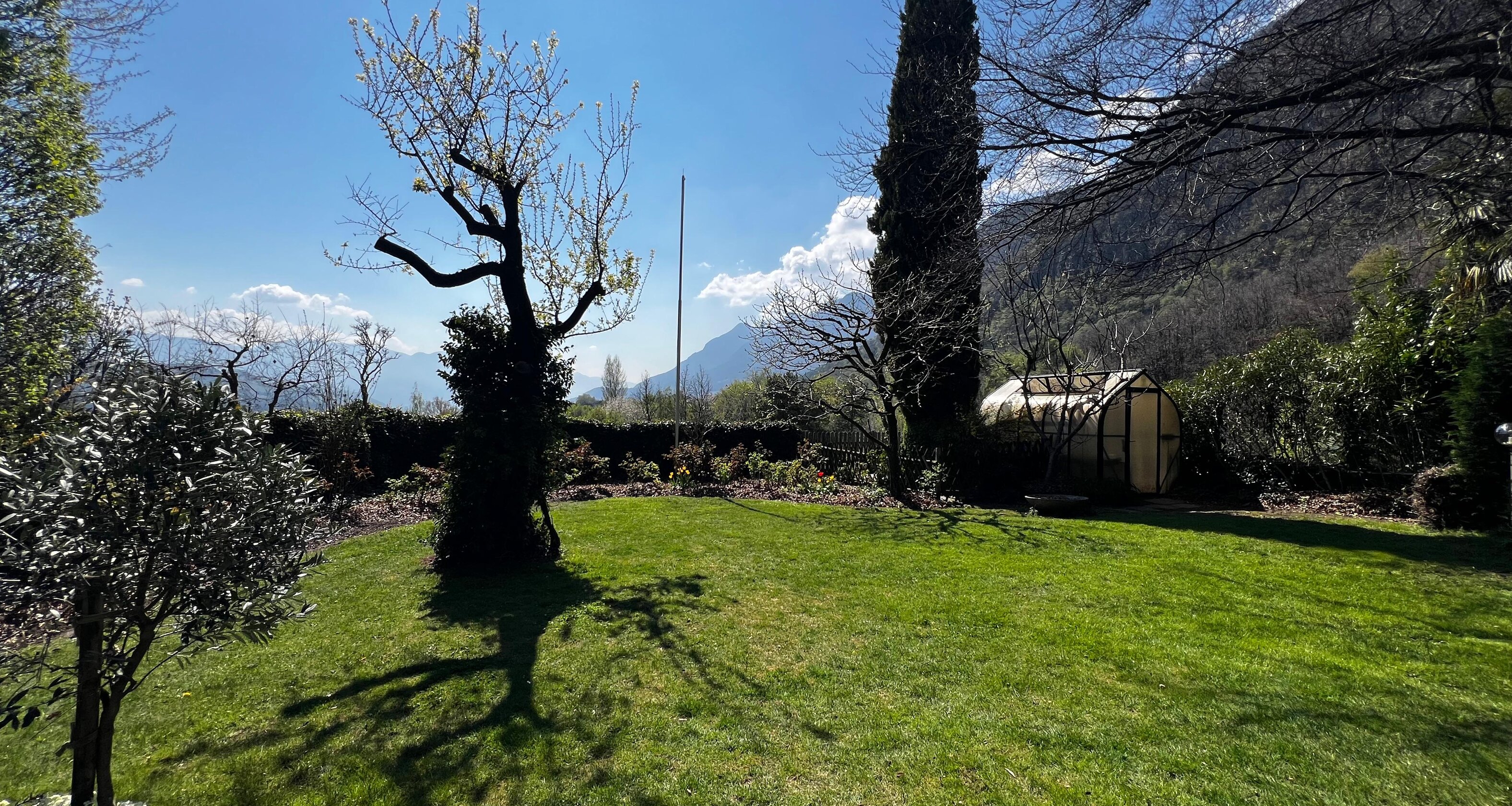 Casa unifamiliare con splendido giardino curato in zona tranquilla