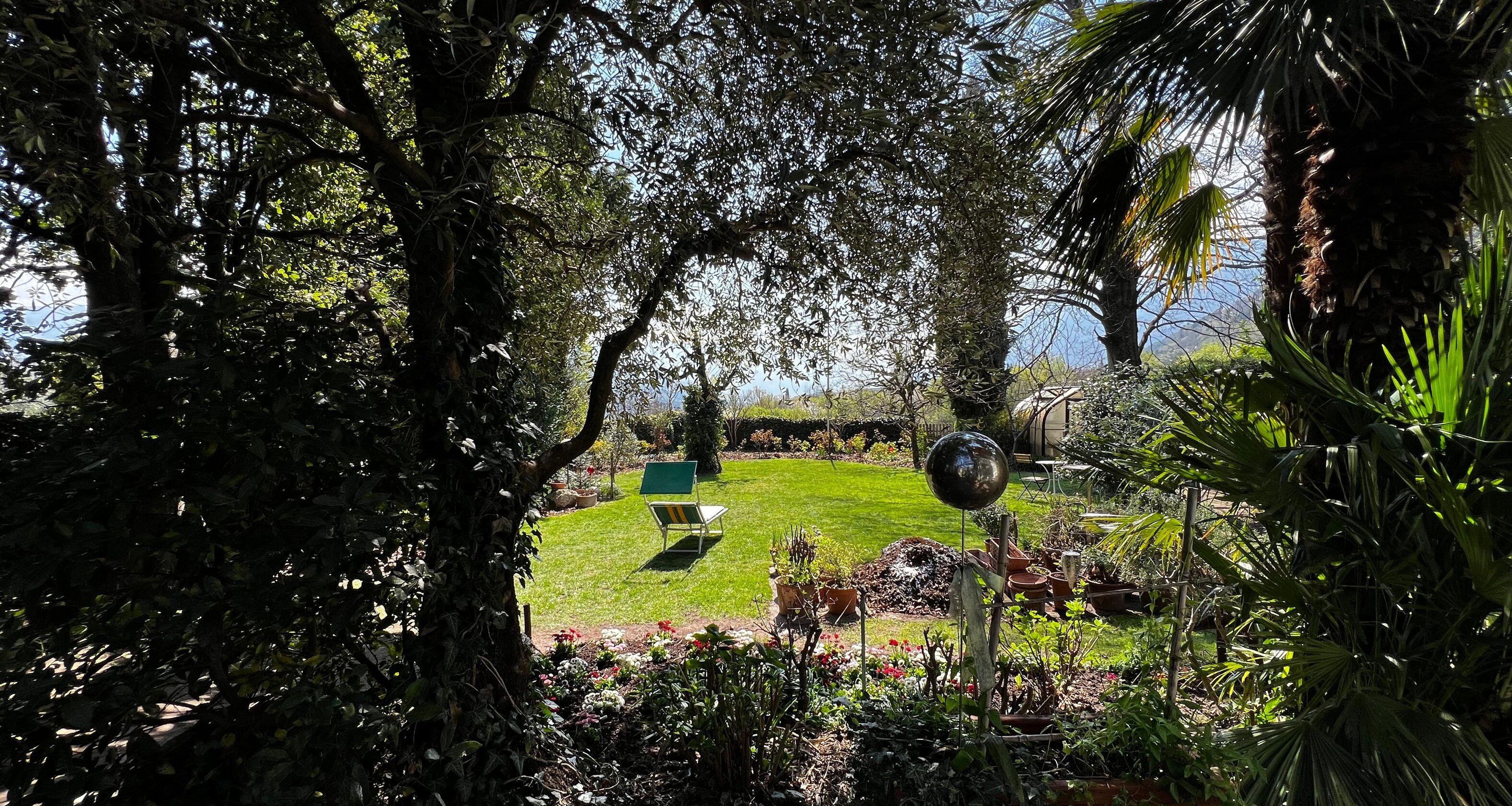 Casa unifamiliare con splendido giardino curato in zona tranquilla