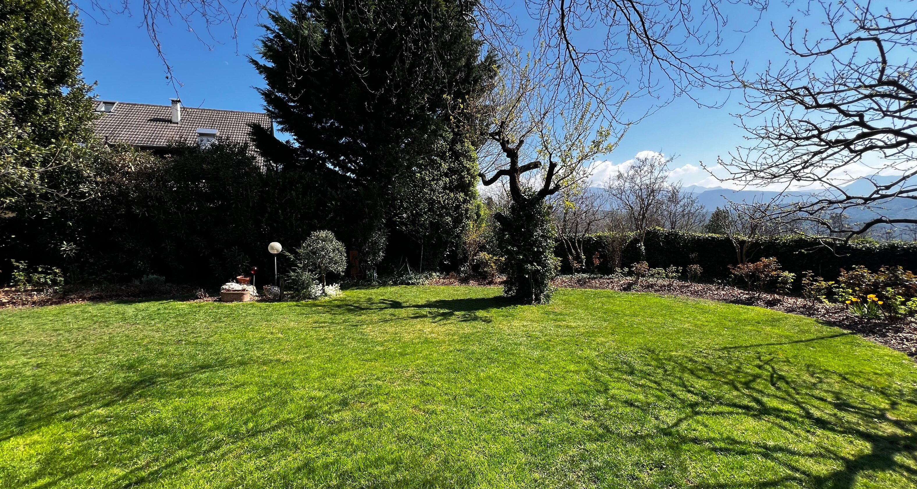 Casa unifamiliare con splendido giardino curato in zona tranquilla