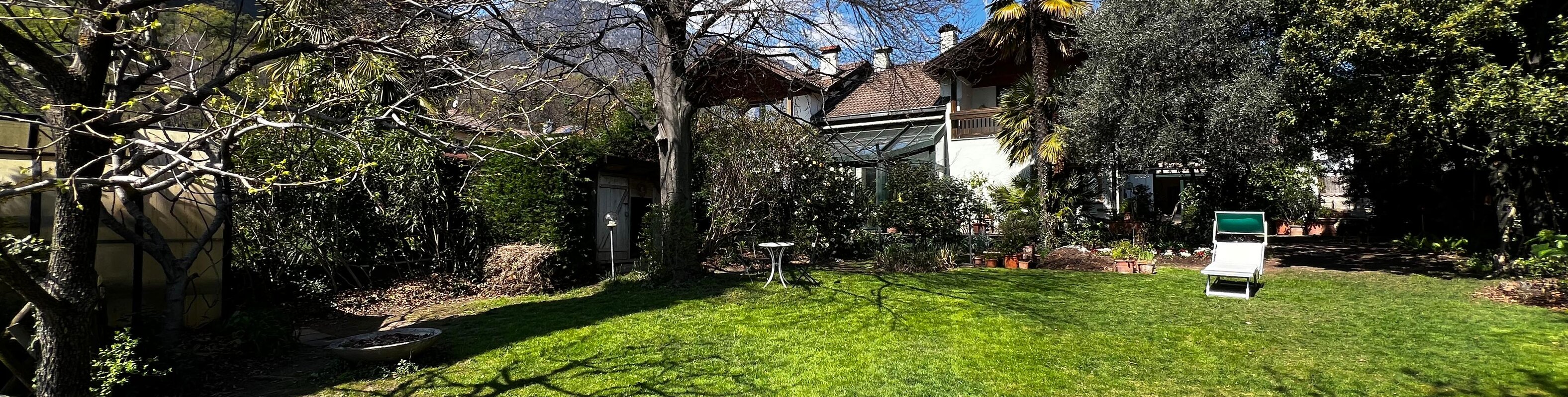 Casa unifamiliare con splendido giardino curato in zona tranquilla