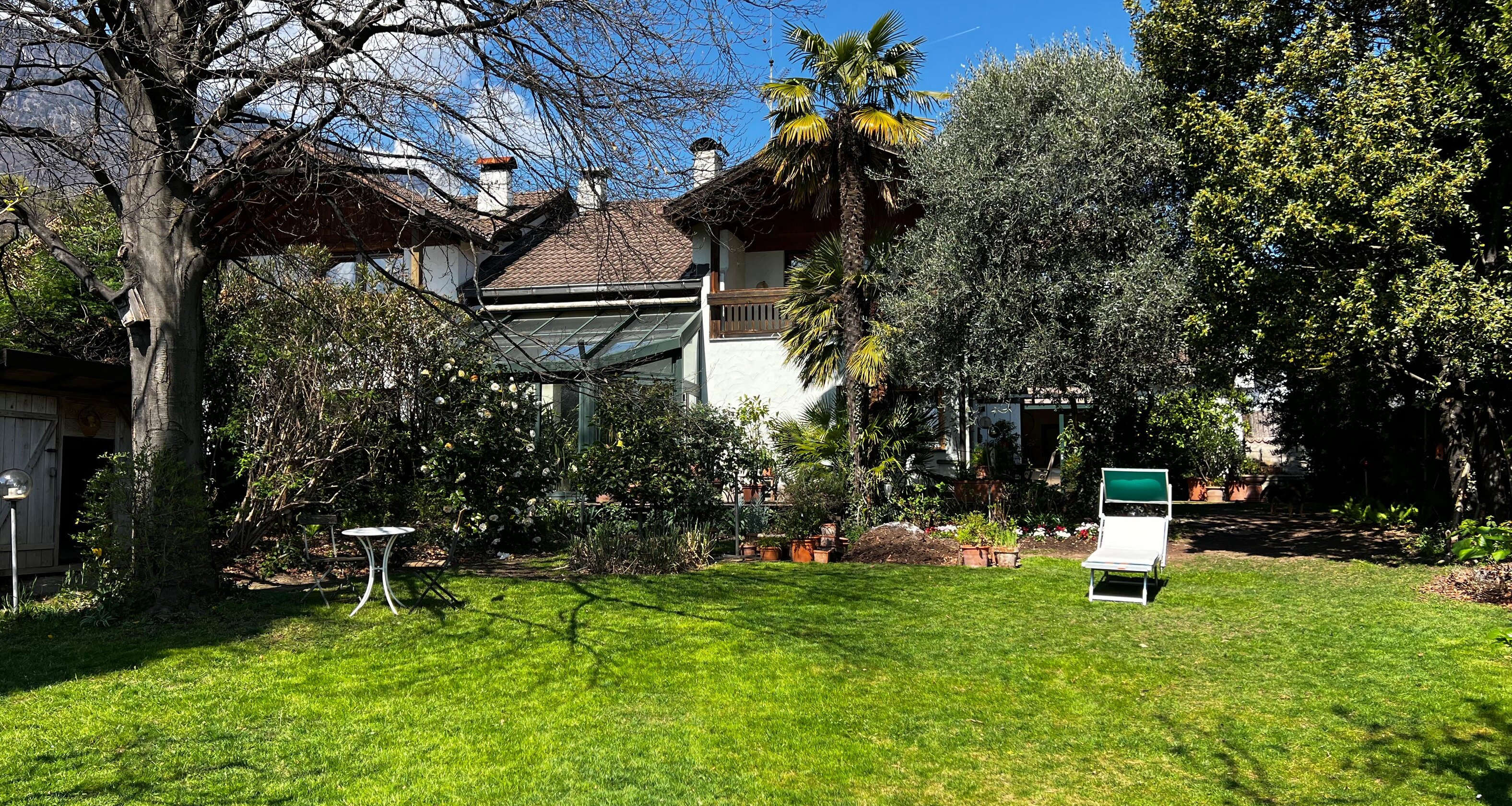 Casa unifamiliare con splendido giardino curato in zona tranquilla