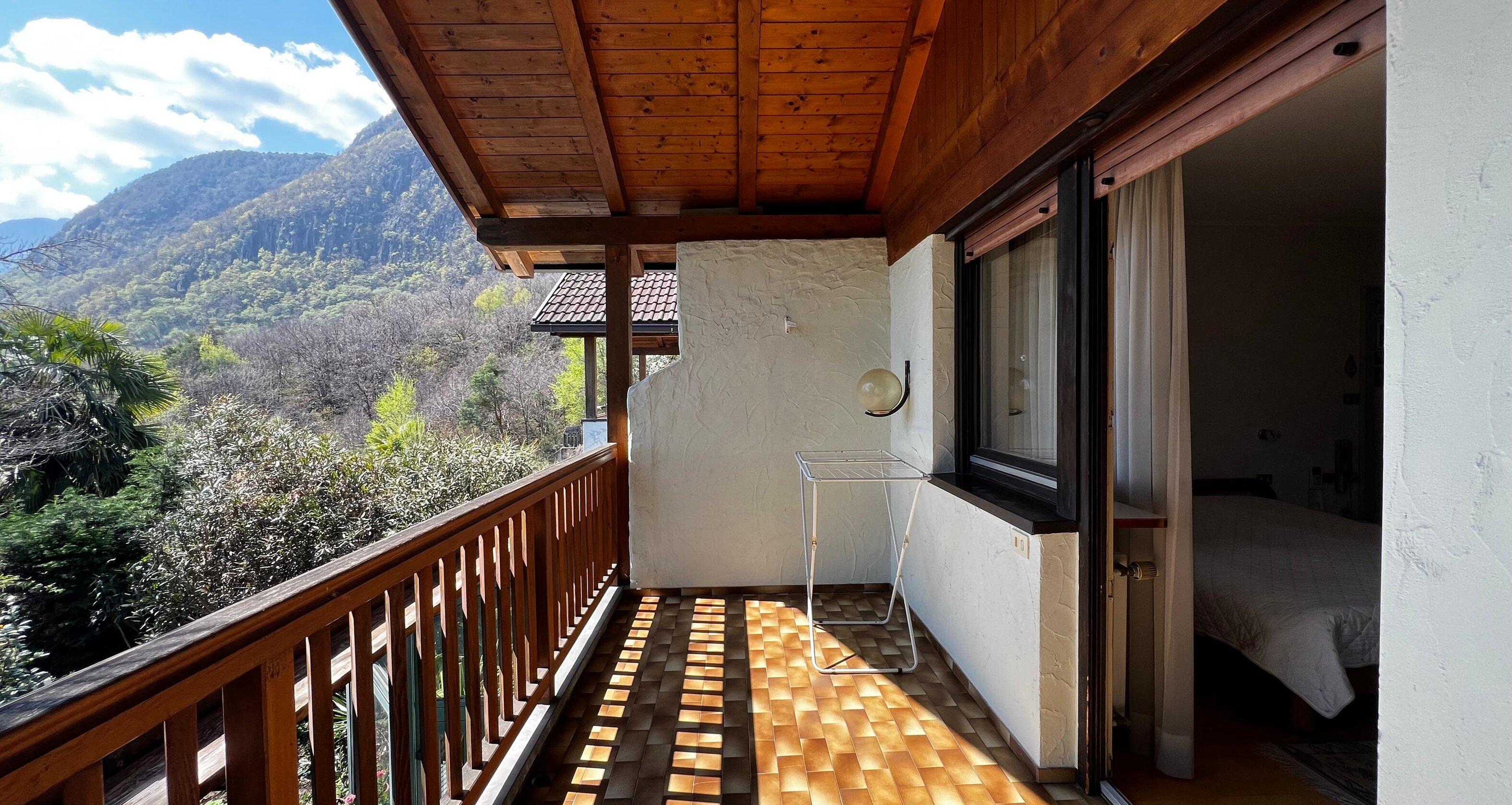 Casa unifamiliare con splendido giardino curato in zona tranquilla