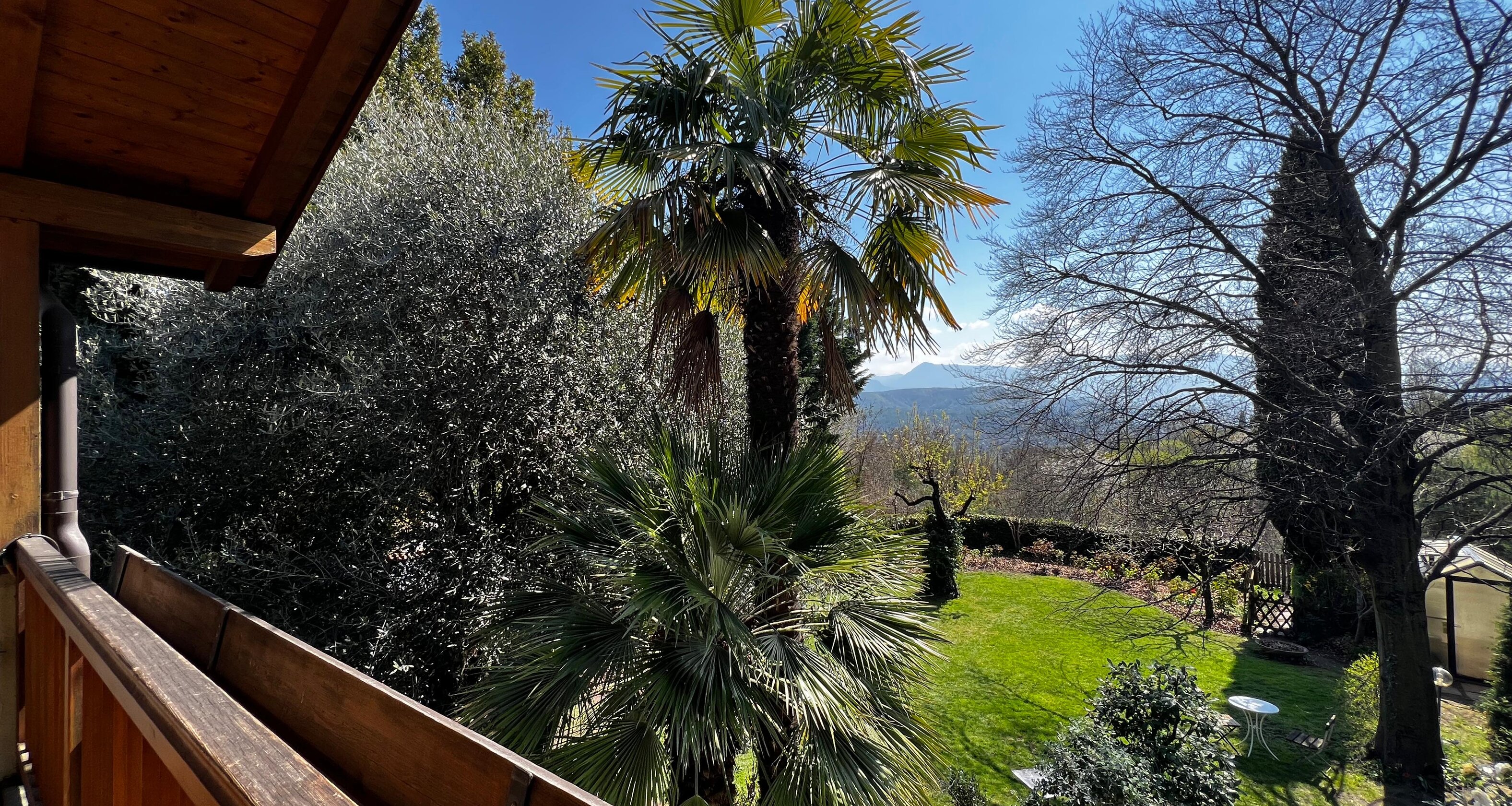 Casa unifamiliare con splendido giardino curato in zona tranquilla