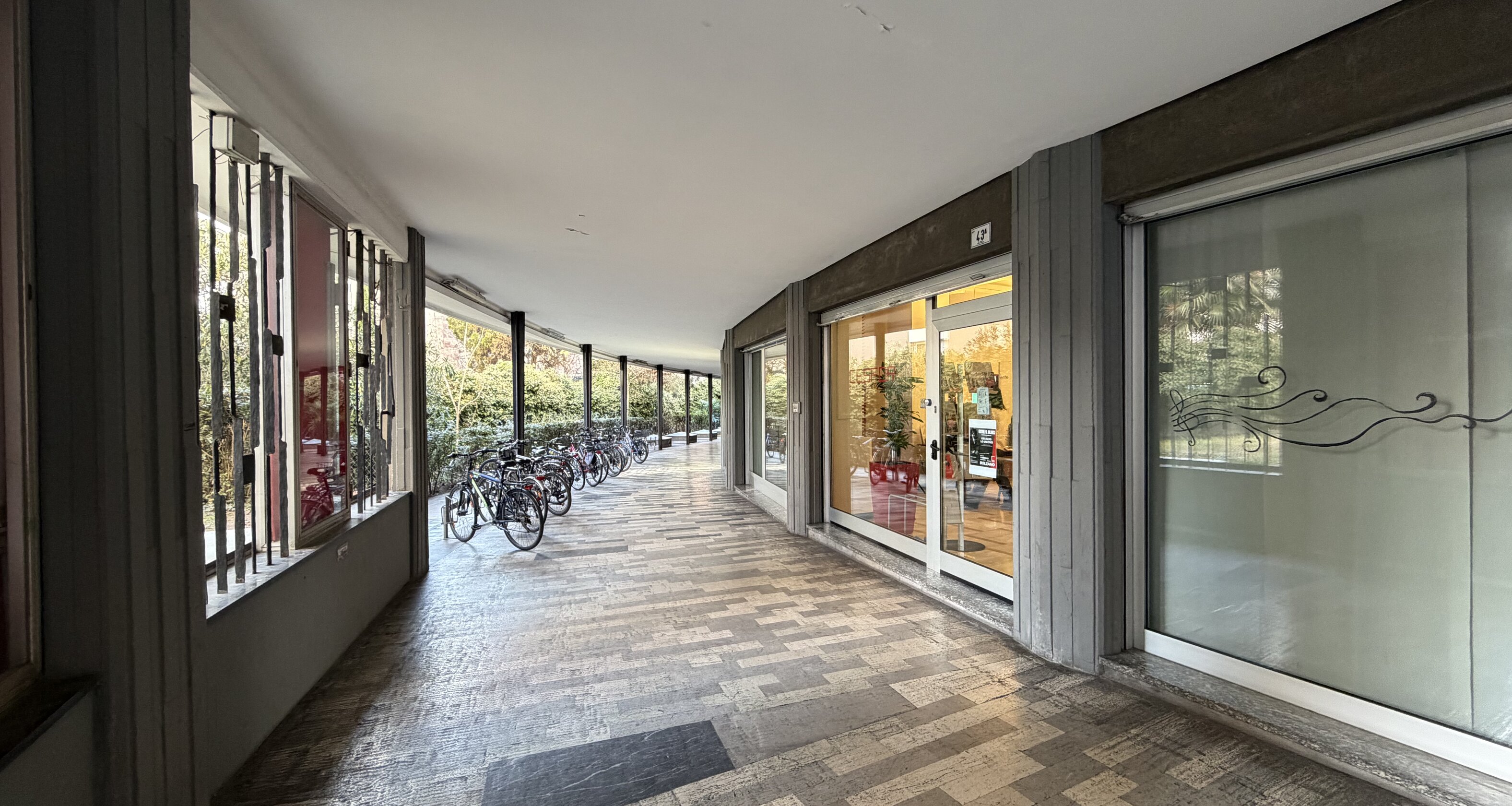 Rented, very large retail unit with approx. 7.39% yield