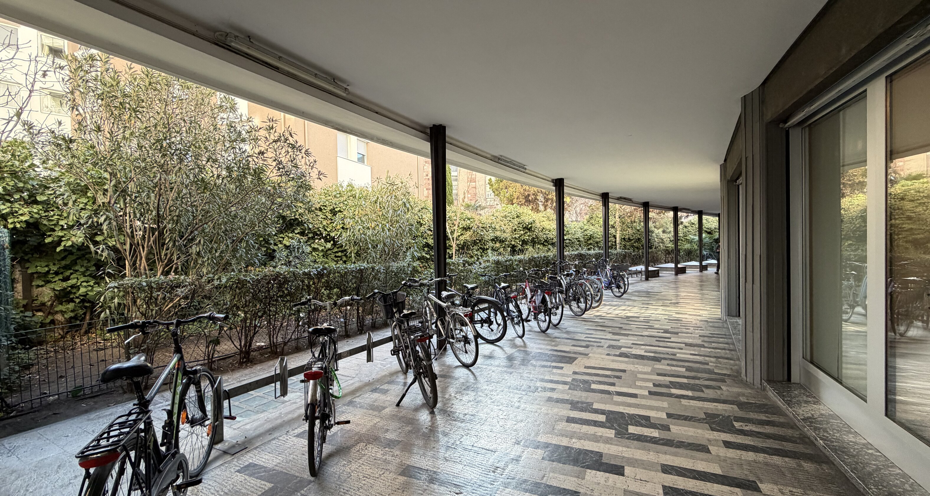 Rented, very large retail unit with approx. 7.39% yield