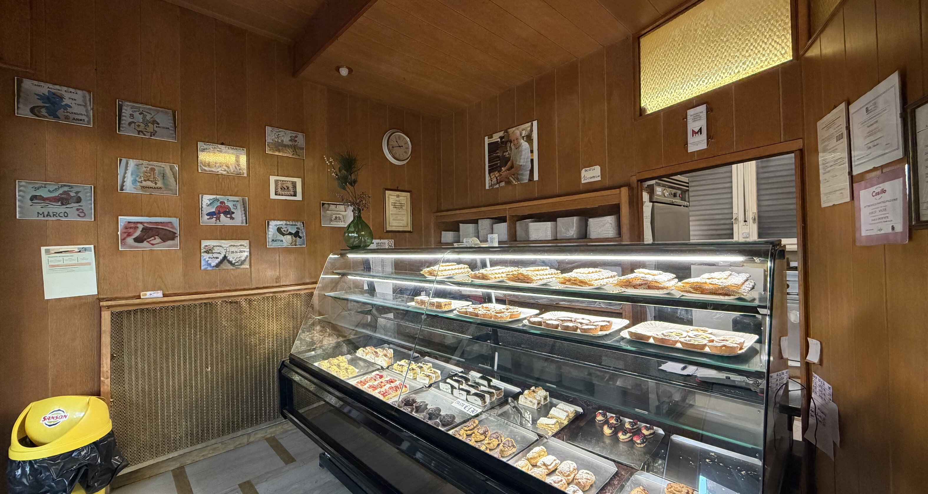 Several retail spaces in a gallery – attractive investment property