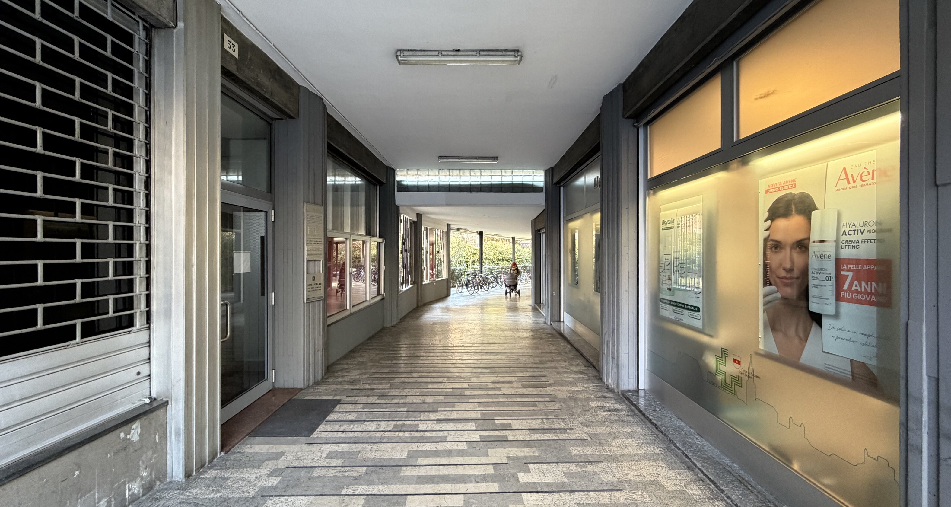 Rented, very large retail unit with approx. 7.39% yield