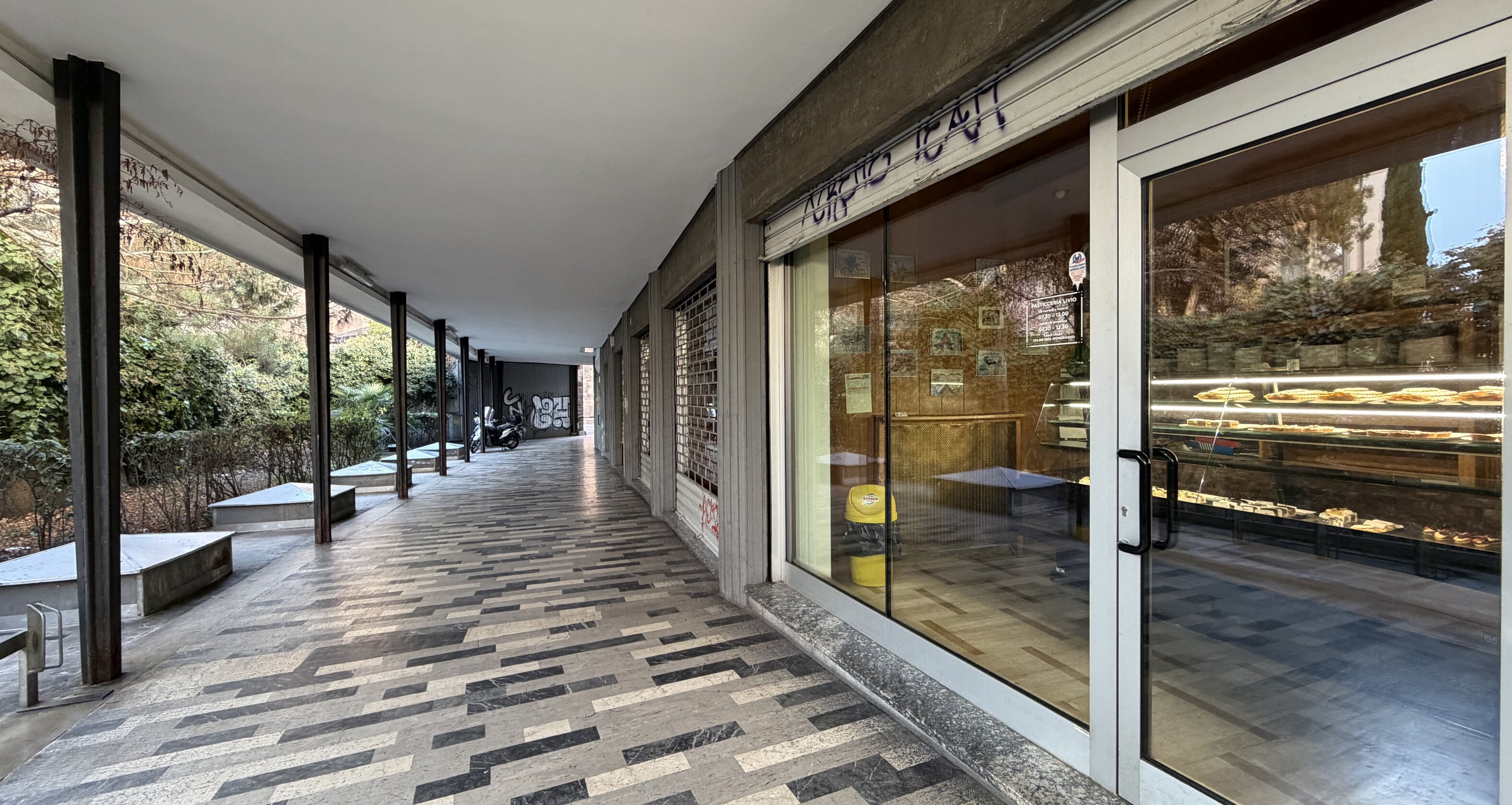 Several retail spaces in a gallery – attractive investment property