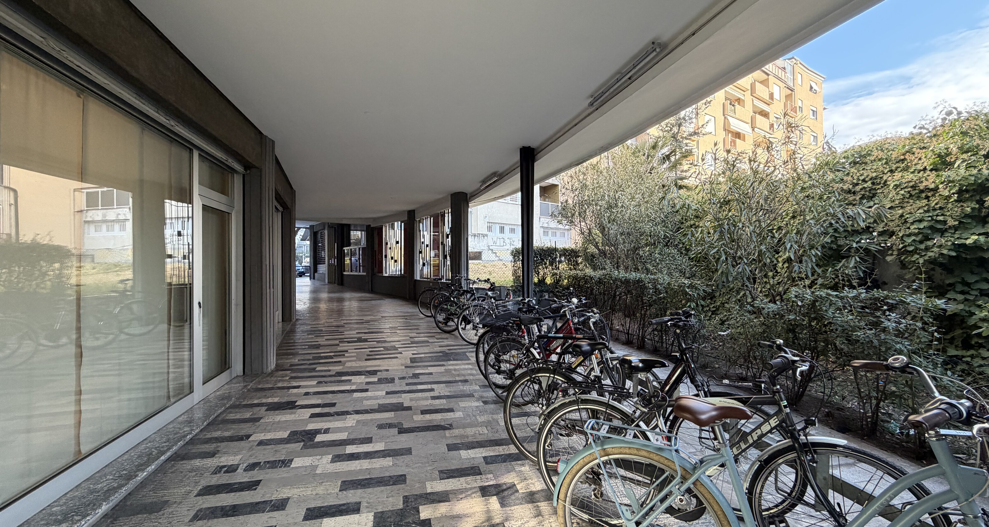 Rented, very large retail unit with approx. 7.39% yield