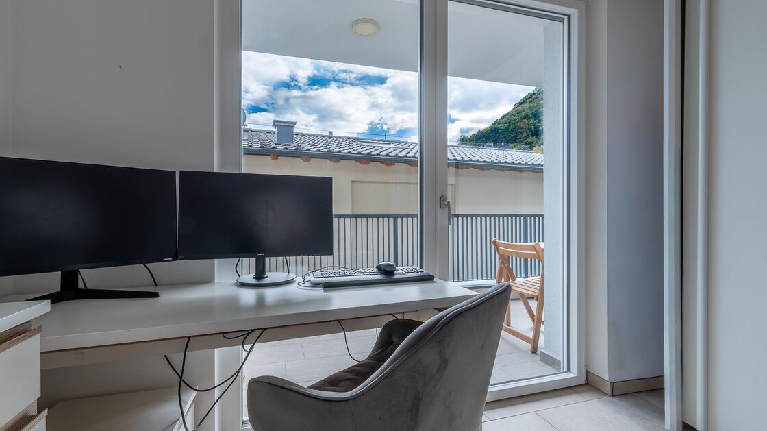 Große Zweizimmerwohnung mit Terrasse, Keller und Garage