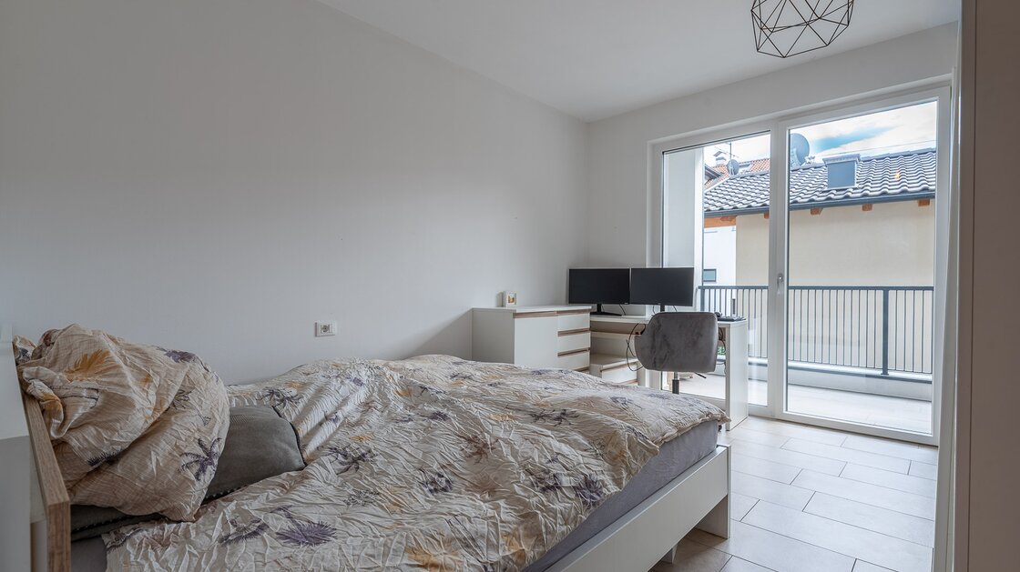 Große Zweizimmerwohnung mit Terrasse, Keller und Garage