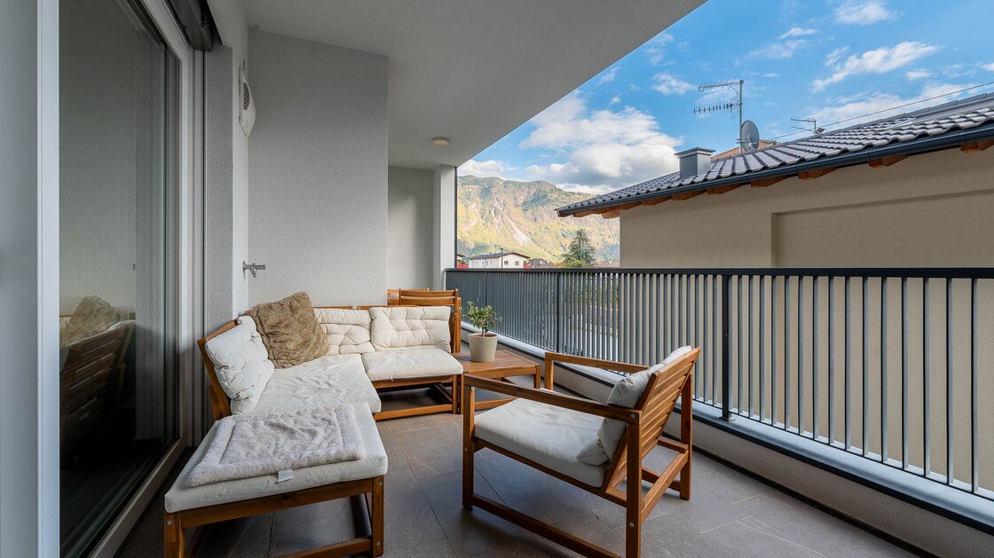 Große Zweizimmerwohnung mit Terrasse, Keller und Garage