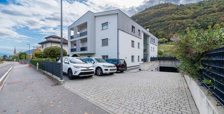 Große Zweizimmerwohnung mit Terrasse, Keller und Garage