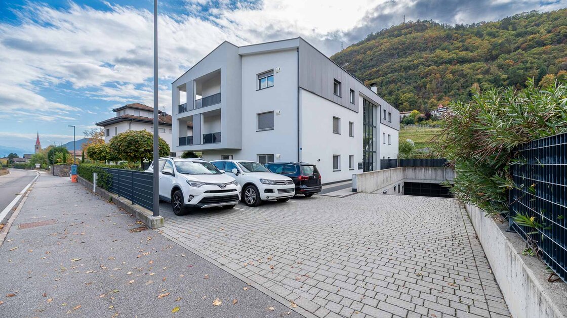 Große Zweizimmerwohnung mit Terrasse, Keller und Garage