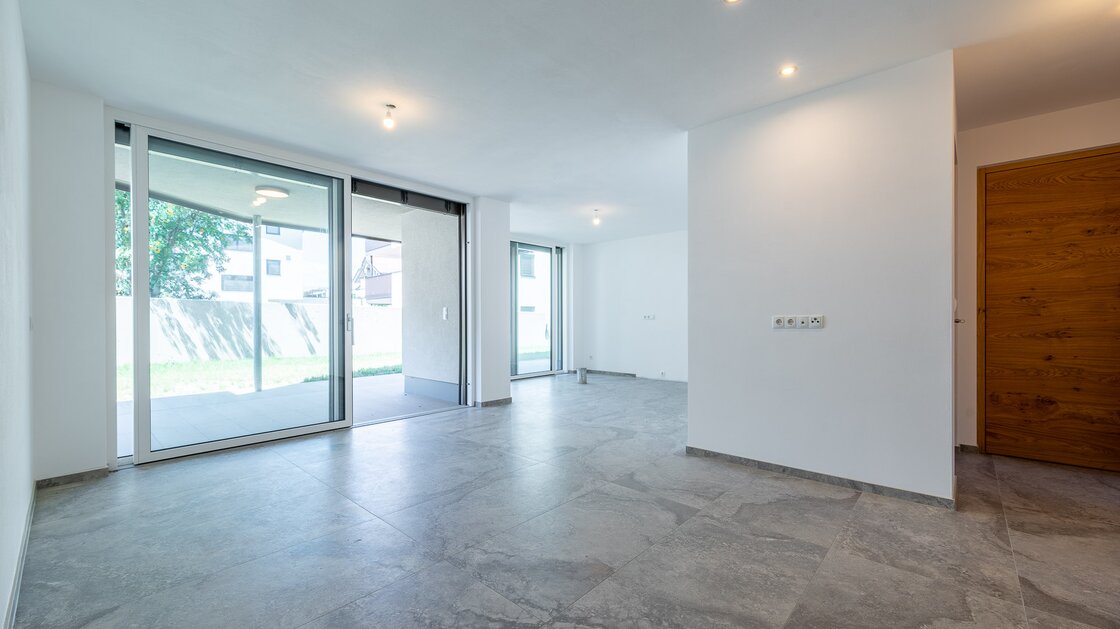 W1: Neue, schöne Vierzimmerwohnung mit Terrasse und großem Privatgarten