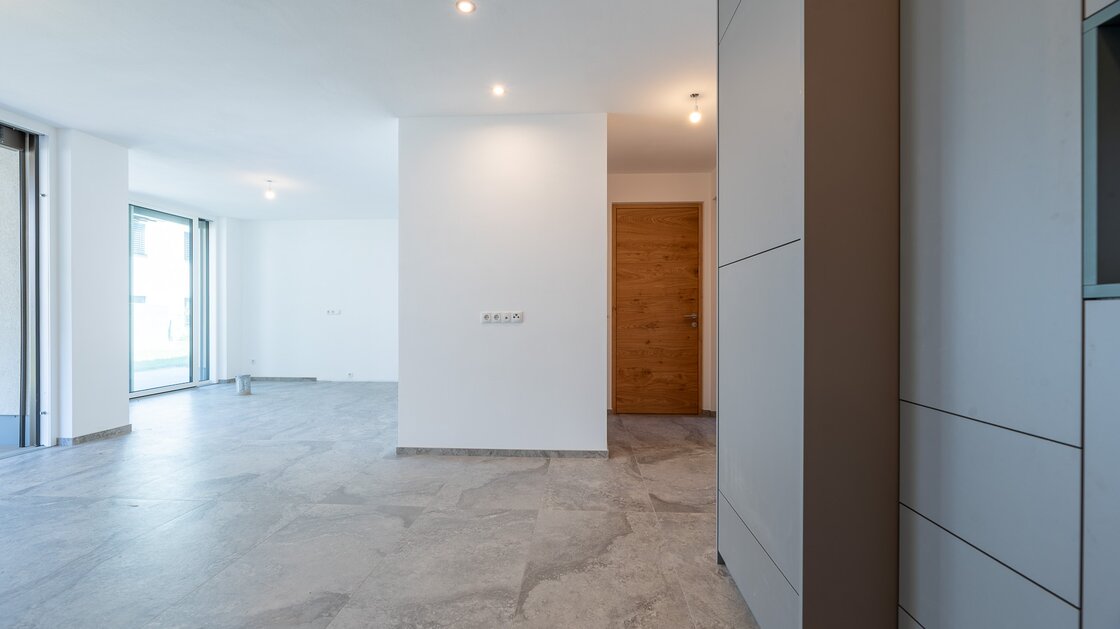 W1: Neue, schöne Vierzimmerwohnung mit Terrasse und großem Privatgarten