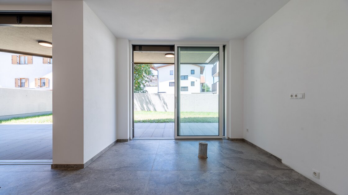 W1: Neue, schöne Vierzimmerwohnung mit Terrasse und großem Privatgarten