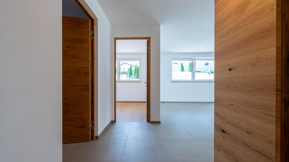 W2: Neue, große Vierzimmerwohnung mit Terrasse und Privatgarten