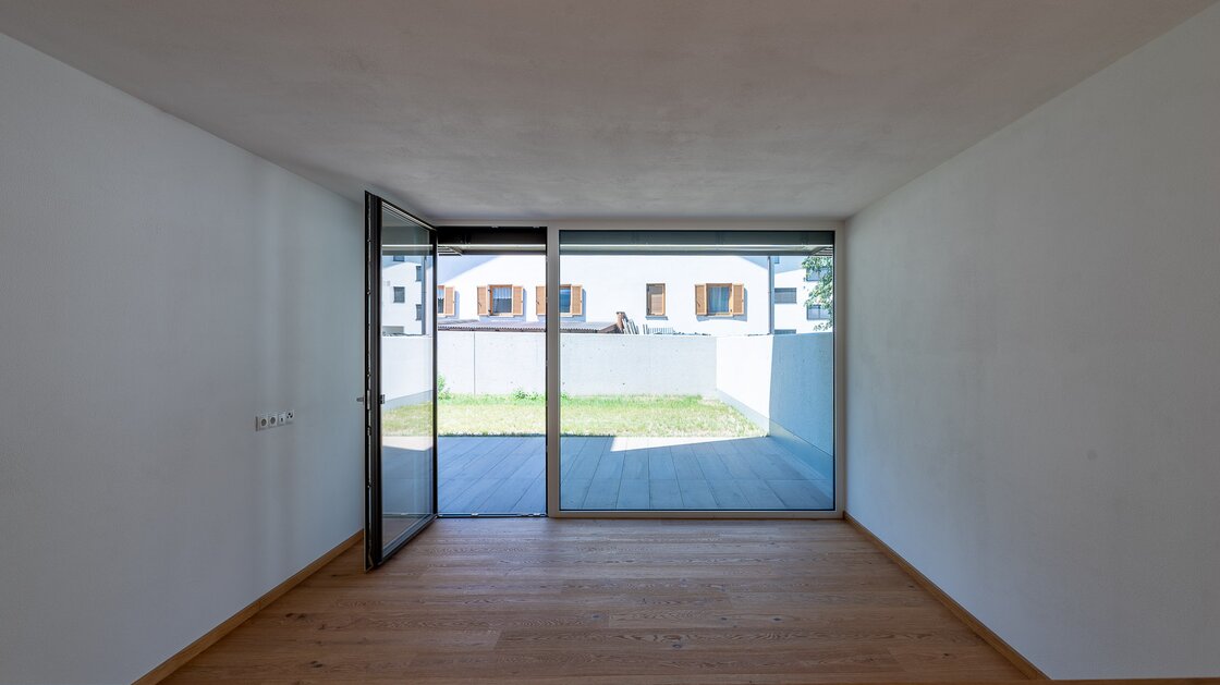 W2: Neue, große Vierzimmerwohnung mit Terrasse und Privatgarten