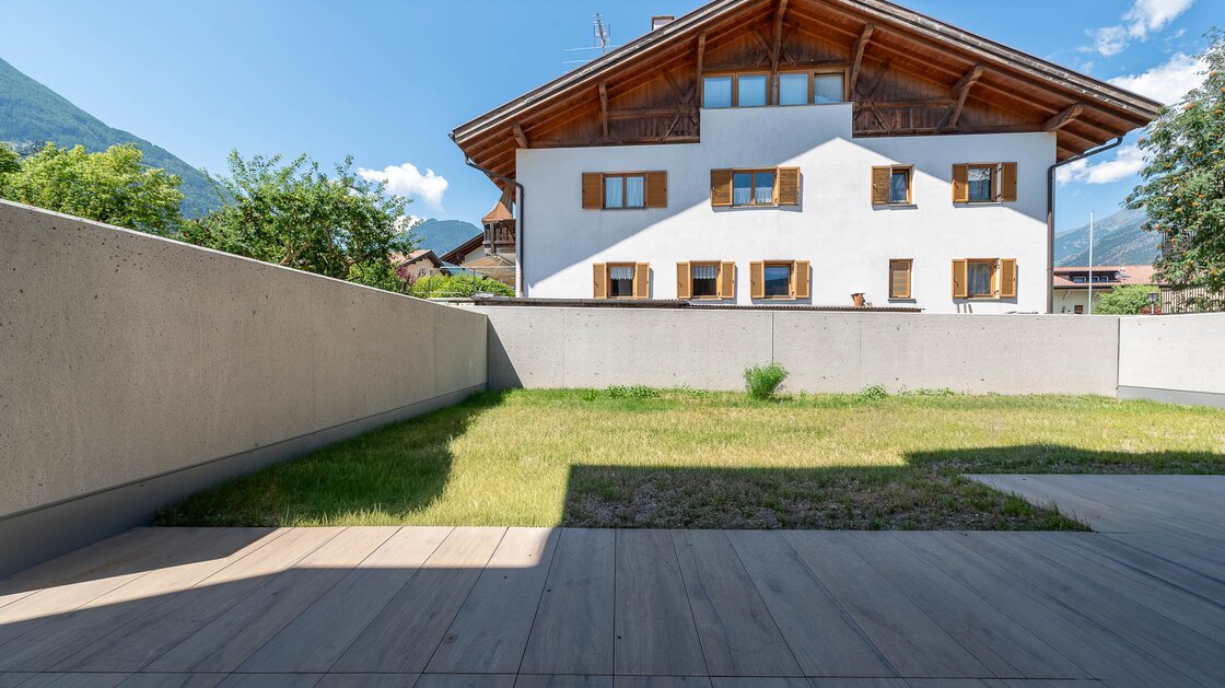 W2: Neue, große Vierzimmerwohnung mit Terrasse und Privatgarten