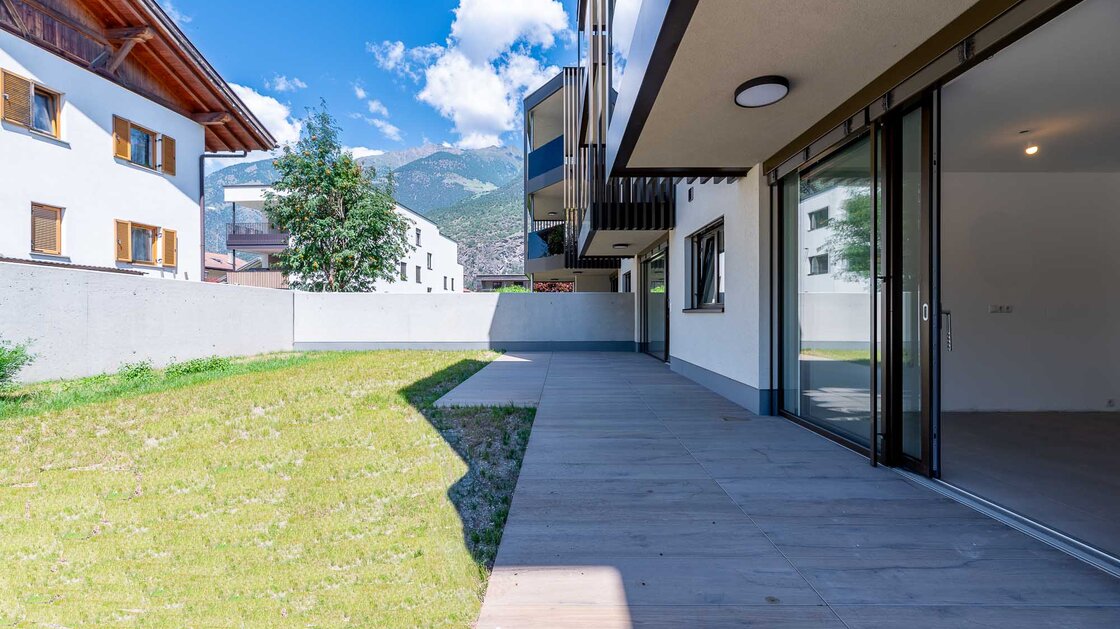 W2: Neue, große Vierzimmerwohnung mit Terrasse und Privatgarten