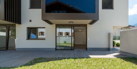 W2: Neue, große Vierzimmerwohnung mit Terrasse und Privatgarten