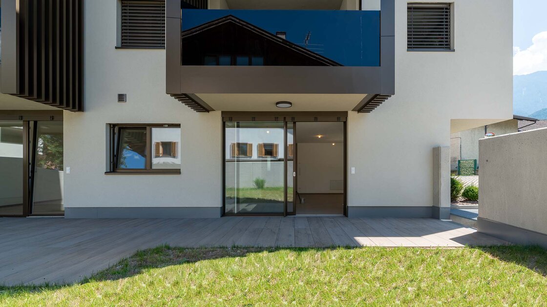 W2: Neue, große Vierzimmerwohnung mit Terrasse und Privatgarten