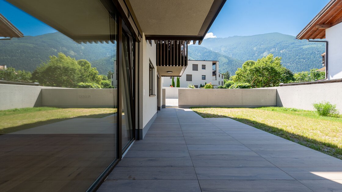 W2: Neue, große Vierzimmerwohnung mit Terrasse und Privatgarten