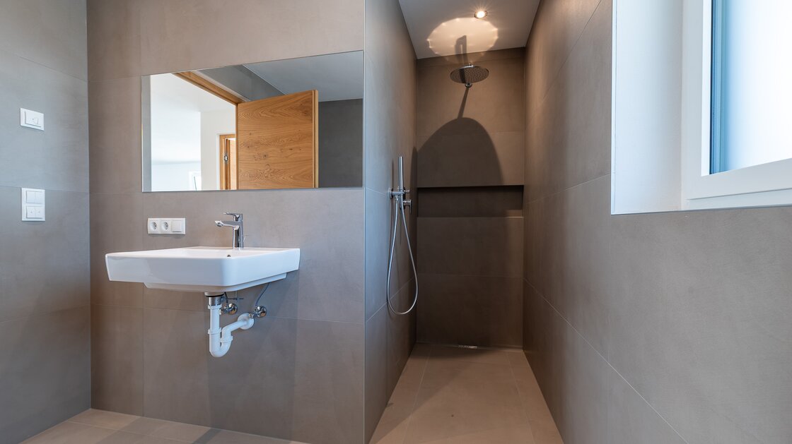 W2: Neue, große Vierzimmerwohnung mit Terrasse und Privatgarten