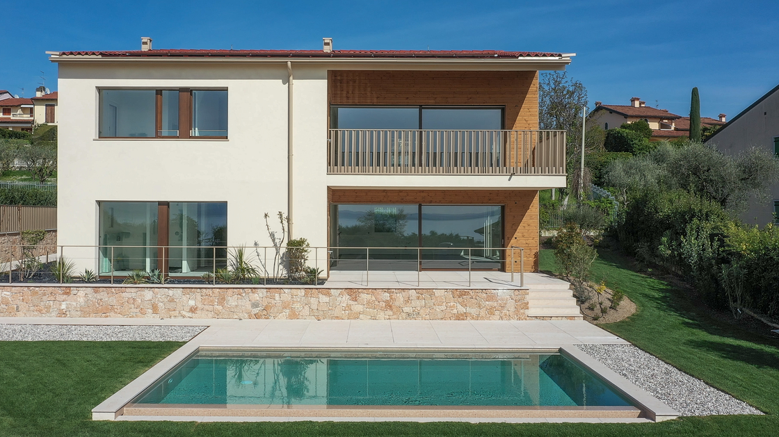 Villa A02 - Exklusive Penthouse-Villa mit Terrasse und traumhaftem Seeblick