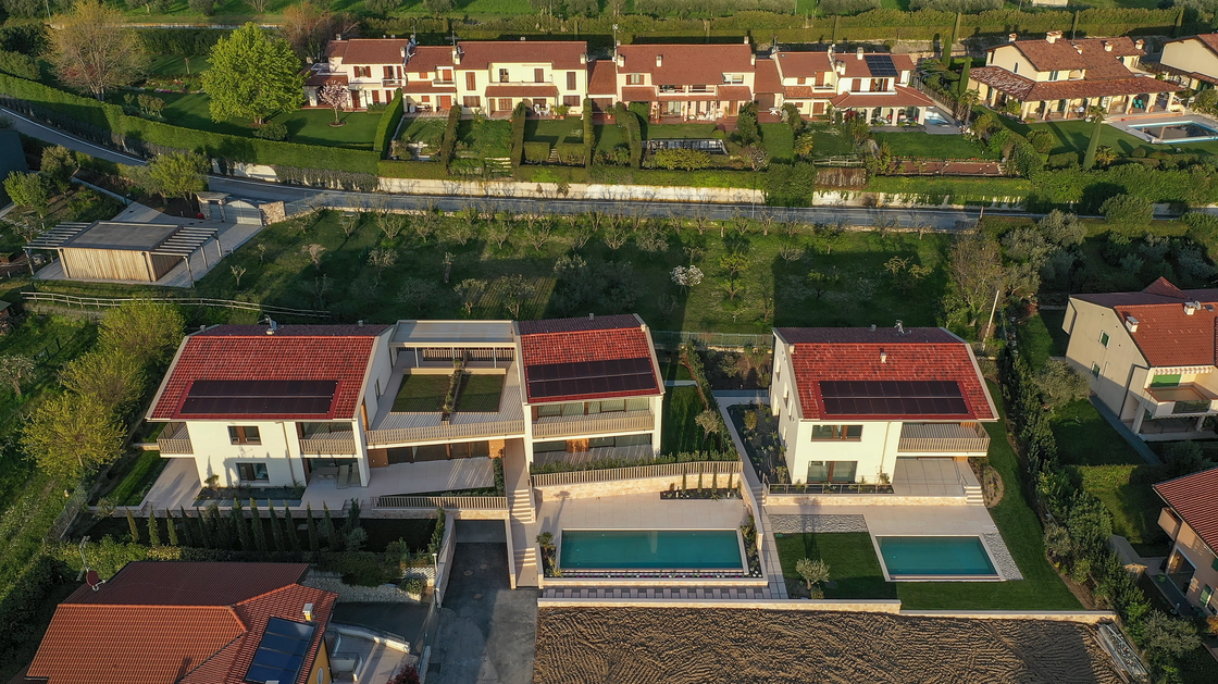 B02 – Exclusive penthouse with terrace, garden and lake view