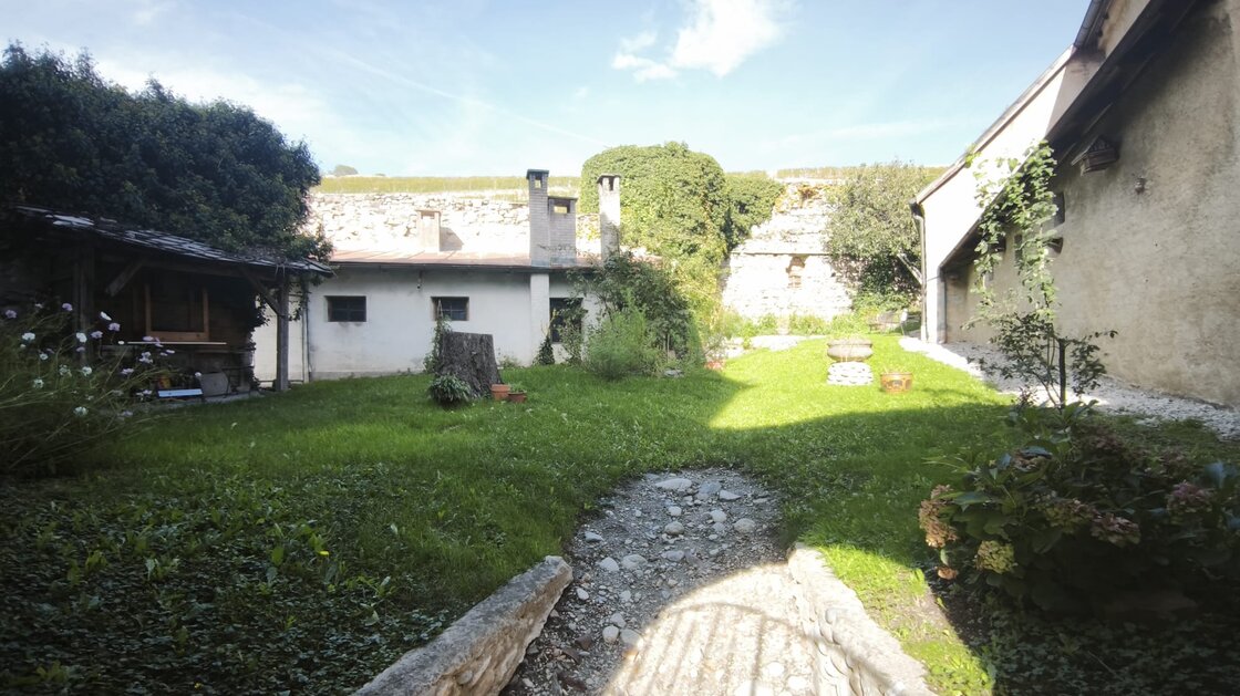 Sanierte Altbauwohnung mit Balkon, Keller und Dachboden