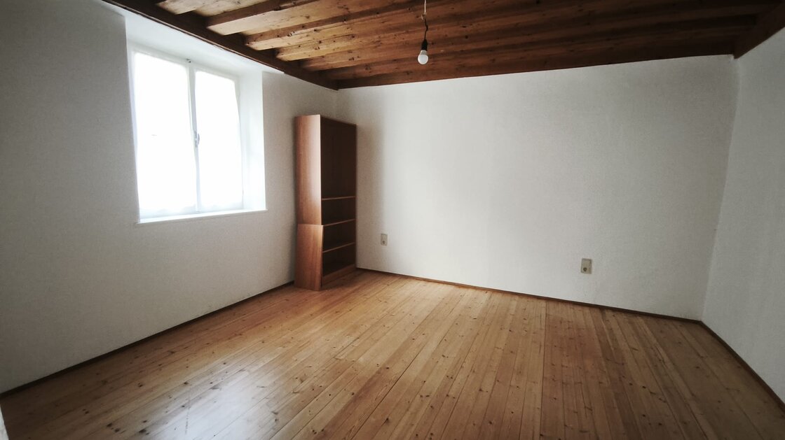 Sanierte Altbauwohnung mit Balkon, Keller und Dachboden