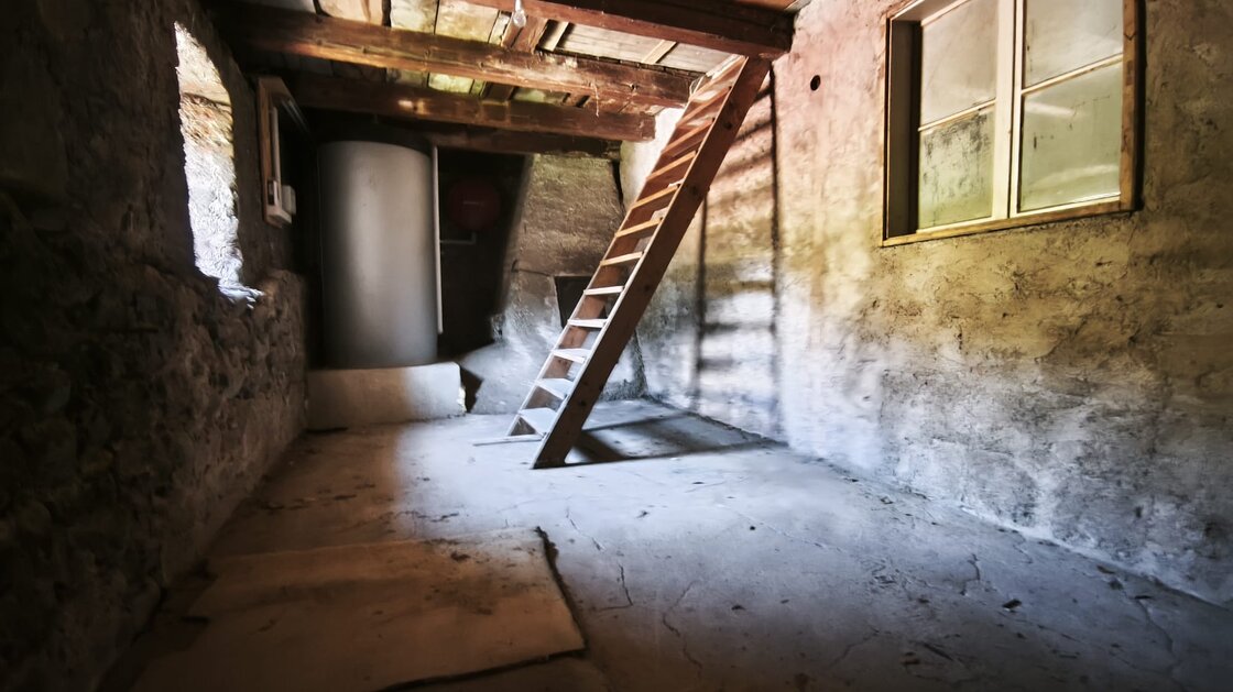 Sanierte Altbauwohnung mit Balkon, Keller und Dachboden