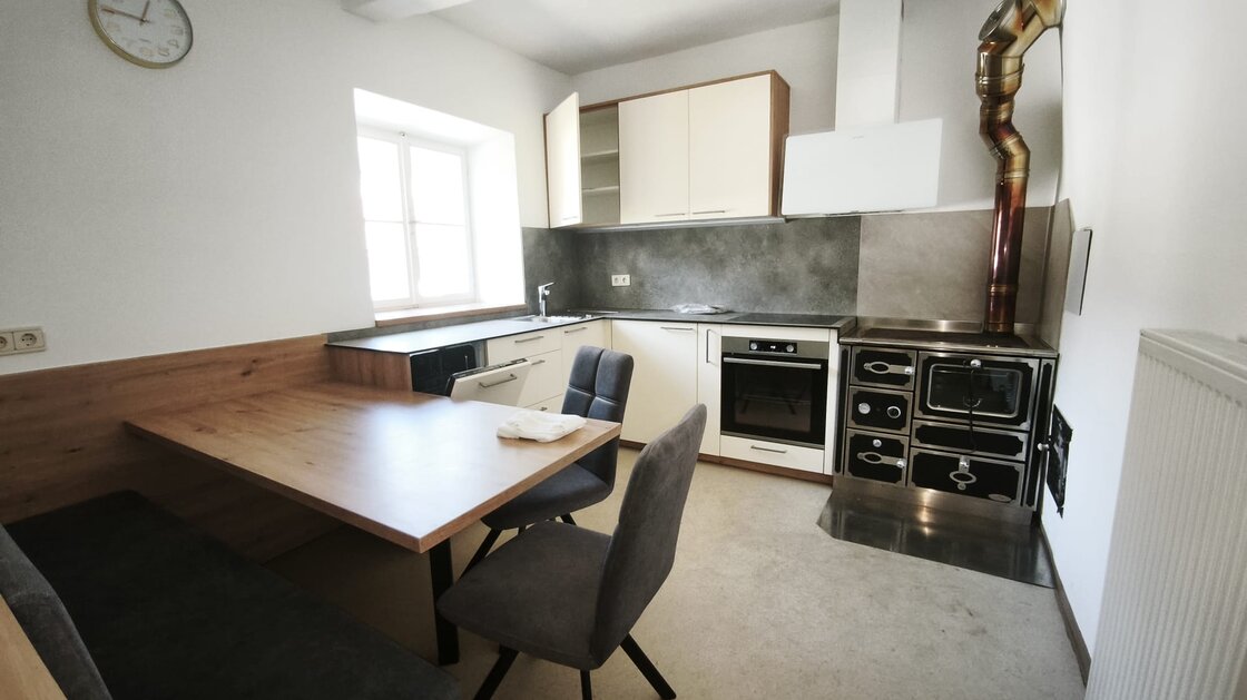 Sanierte Altbauwohnung mit Balkon, Keller und Dachboden
