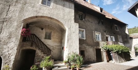 Sanierte Altbauwohnung mit Balkon, Keller und Dachboden