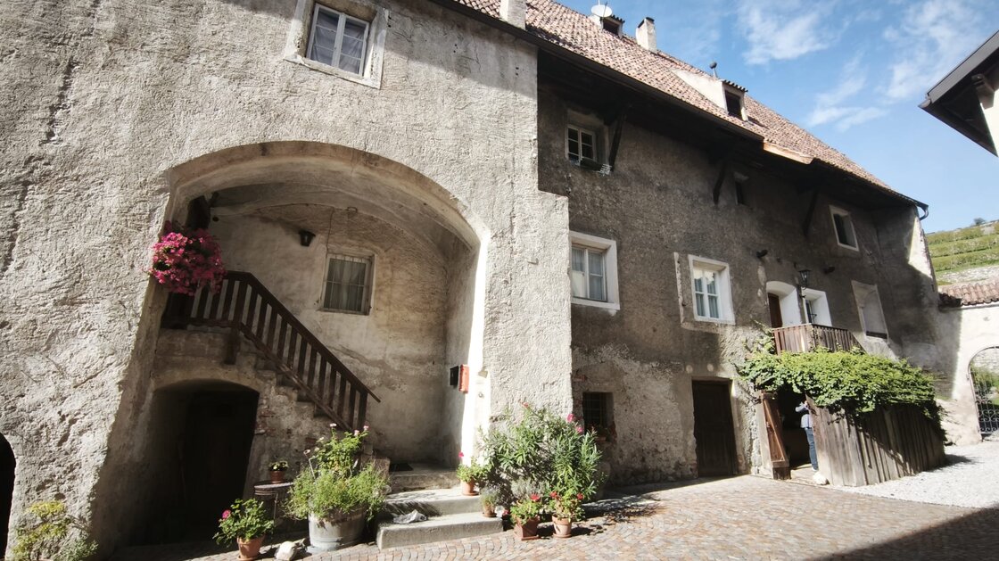 Sanierte Altbauwohnung mit Balkon, Keller und Dachboden