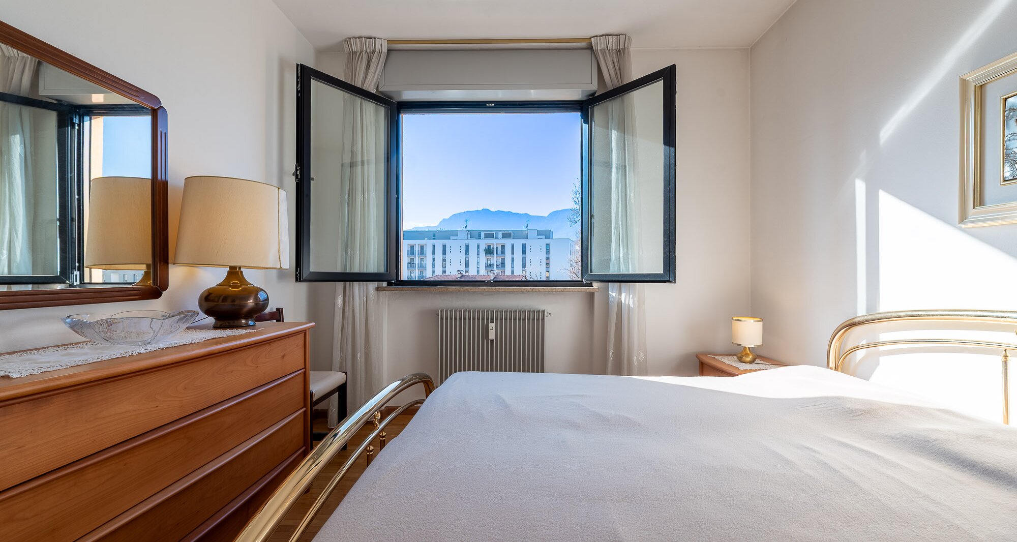 Ampio quadrilocale con terrazza e vista libera, piano alto