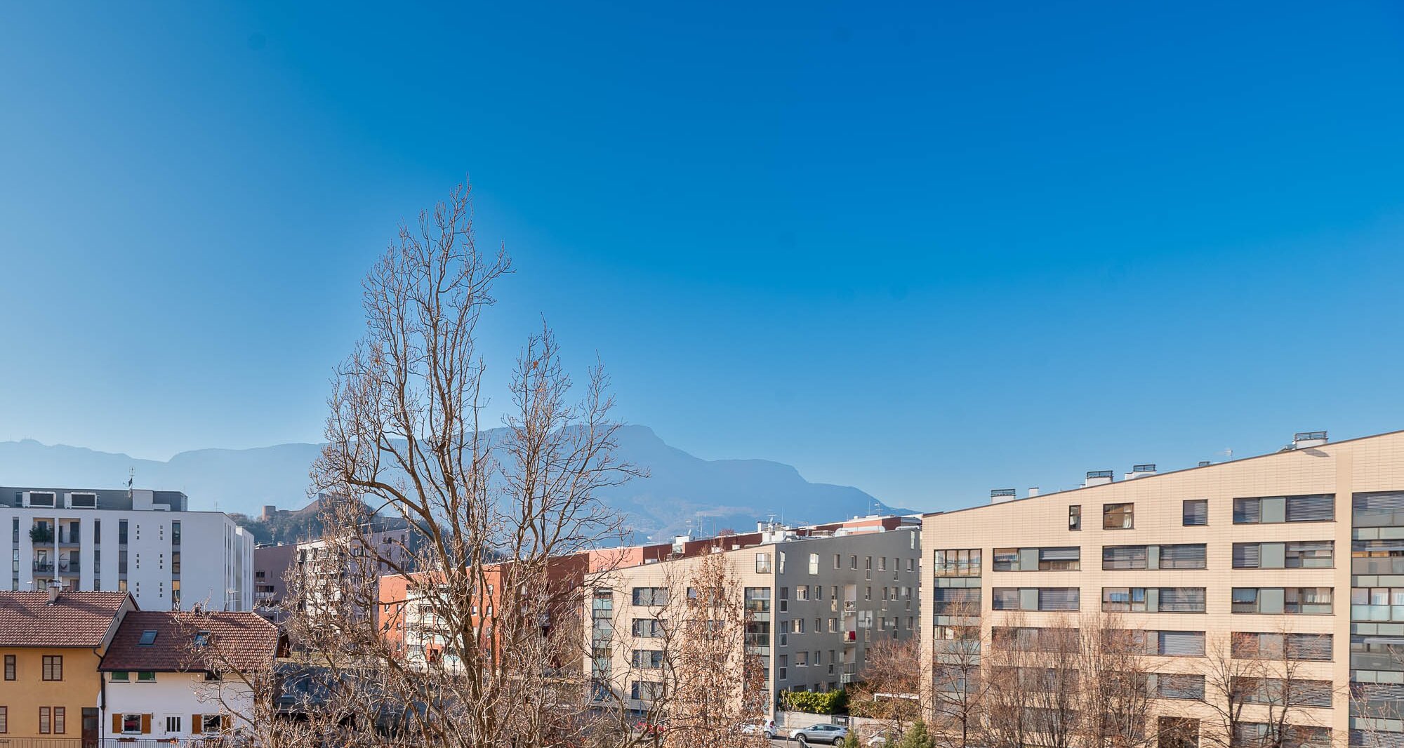 Ampio quadrilocale con terrazza e vista libera, piano alto