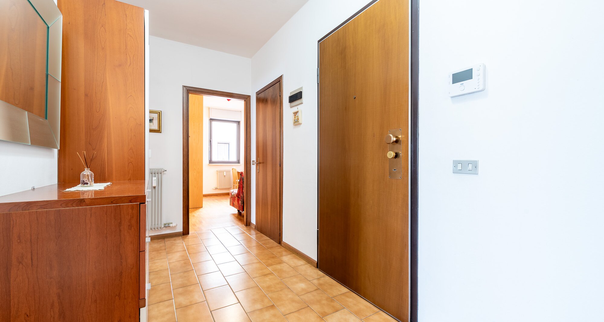 Ampio quadrilocale con terrazza e vista libera, piano alto