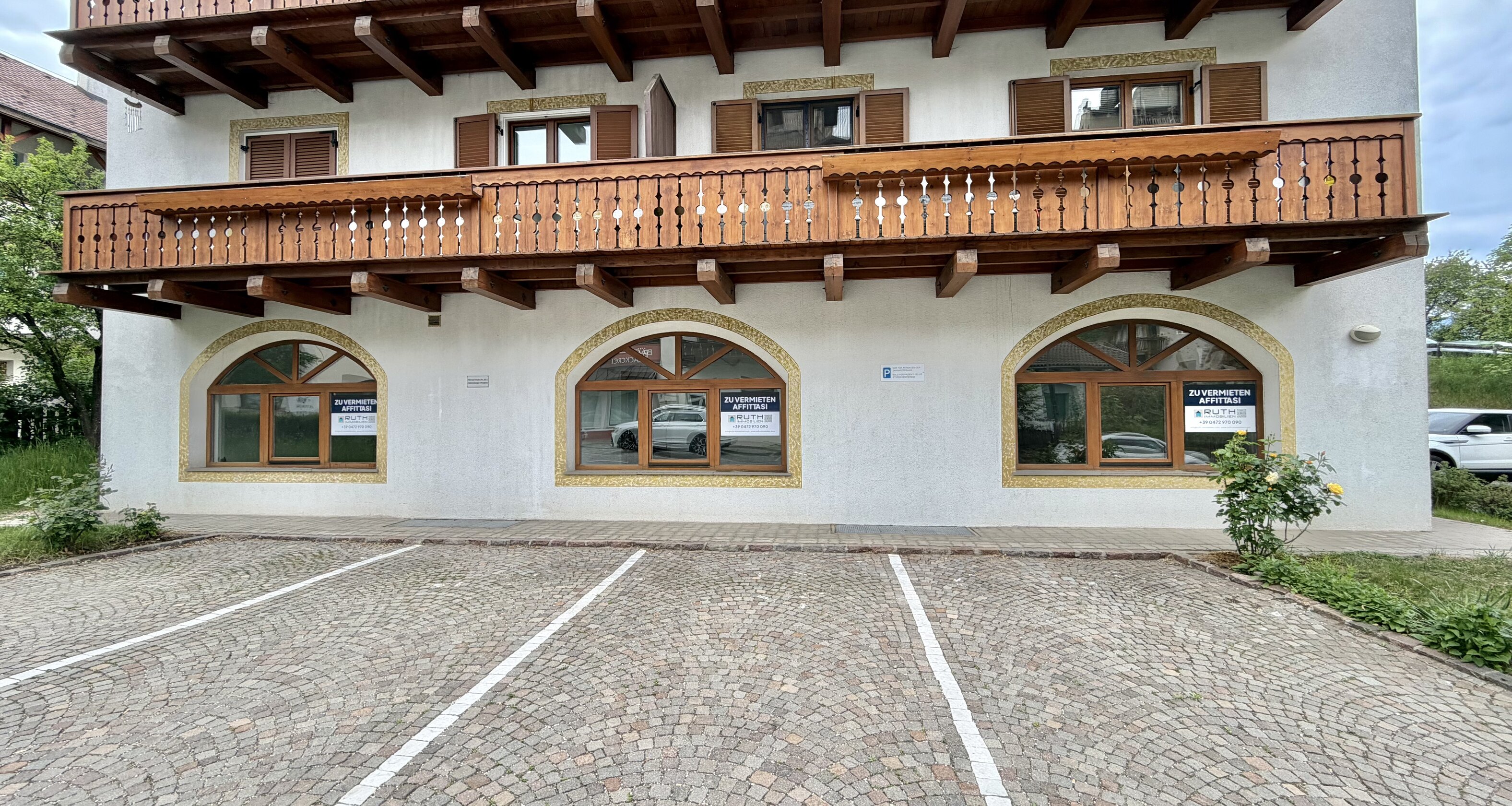 Large commercial unit / office / practice in a prime location